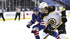 David Pastrák z Bostonu uniká, brání ho Brett Howden z New York Rangers.