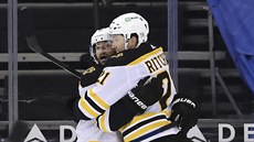 Nick Ritchie a Craig Smith slaví gól Bostonu.