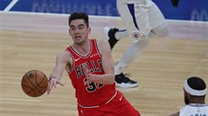 Tomá� Satoranský z Chicaga p�ihrává v utkání proti Los Angeles Clippers.
