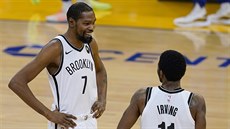 Hvzdy Brooklyn Nets Kevin Durant a Kyrie Irving mají dvod k úsmvu.