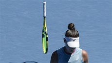 Jennifer Bradyová frustrovan zahazuje raketu ve tvrtfinále Australian Open.