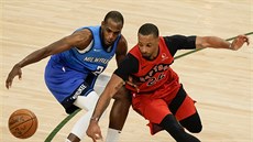 O mí bojují Khris Middleton z Milwaukee (vlevo) a Norman Powell z Toronta.