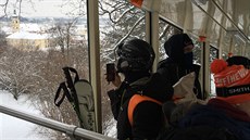 Mladí ly�a�i a snowboar�áci jedou lanovkou na Nebozízek. Za chvíli pojedou po...