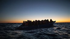 Migranti a uprchlíci z Afriky míří k evropským břehům neustále, zde na člunu...