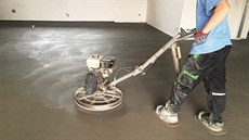 Potr ze zavlhlé betonové smsi lze rovn realizovat na podlahové vytápní....