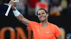 Rafael Nadal mává fanoukm Australian Open.