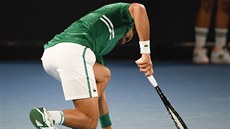 Srb Novak Djokovi se ve tetím kole Australian Open poranil, zápas pesto...