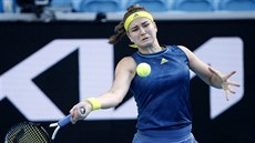 Karolína Muchová vrací míček soupeřce v osmifinále Australian Open.