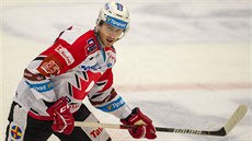 Pardubický obránce Juraj Miku� v duelu s �eskými Bud�jovicemi.