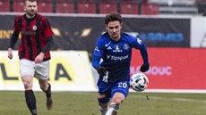 Patrik Slam�na (v modrém) v pohárovém duelu s Doma�licemi.