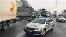 Nehoda dvou kamion a nákladního auta omezila dopravu na Jiní spojce....