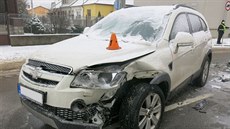 �idi� si neo�istil okna auta, na stopce pak p�es vrstvu sn�hu a ledu p�ehlédl...