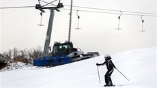 Lyai a snowboardisté mohou na sjezdovce v Hlubokách u Olomouce vyuít...