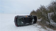 �ofér naboural na zasn�ené silnici a v�z z�stal v k�oví u cesty. P�i �ekání na...