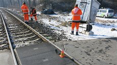 Řidič vjel na okraji Prostějova na přejezd před přijíždějící rychlík, náraz auto silně poničil a odhodil zhruba dvacet metrů.