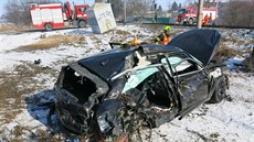 �idi� vjel na okraji Prost�jova na p�ejezd p�ed p�ijí�d�jící rychlík, náraz auto siln� poni�il a odhodil zhruba dvacet metr�.