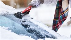 Sníh zakryl špínu v ulicích a na každé ráno připravil řidičům bojovku.