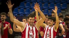 Pardubití basketbalisté Kamil vrdlík (vlevo) a Michal Svoboda slaví postup do...