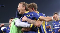 Antonín Barák (vlevo) slaví sv�j gól se spoluhrá�i z  Verony.