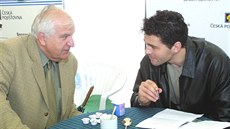 Otakar Černý (vlevo) a Jaromír Jágr na společné fotografii v roce 2002