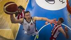 Peter Sedmák z Hradce Králové zakon�uje na pardubický ko�.