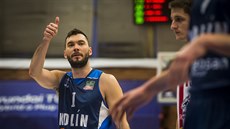 Kolínský rozehráva Adam í se raduje v zápase s Pardubicemi.