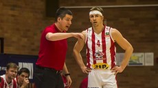 Pardubický trenér Adam Konvalinka usmruje rozehrávae Tomáe Vyorala.