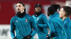Zlatan Ibrahimovič (vlevo) se se spoluhráči z AC Milán chystá na zápas proti...