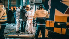 Pratí záchranái chystají pevoz patnácti pacient s covidem-19 z Náchoda do...