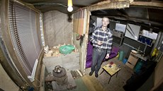Bezdomovec z Kolína ve svém plzeském píbytku v kolonii u vysílae Sylván....