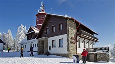 Vrchol hory Pancí na eleznorudsku s horskou chatou. Kvli coronavirovým opatením trvala letoní zimní sezona jen pár dn. 