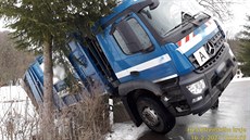 Nehoda popeláského vozu na Klatovsku.