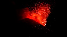 Jihoitalská sopka Etna se probudila k životu. Chrlila dým i lávu