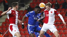Daniel Amartey z Leicesteru a David Zima (vpravo) ze Slavie v hlavi�kovém...