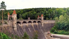 Zatékalo stechami, objevily se statické poruchy, okna byla v havarijním stavu,...