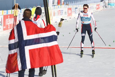 Norský sdruená Jarl Magnus Riiber (vpravo) se usmívá v cíli.
