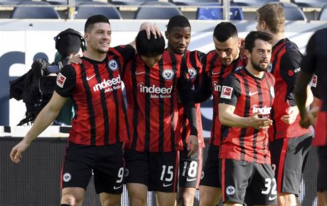 Fotbalisté Frankfurtu oslavují gól Daichiho Kamady (druhý zleva) proti Bayernu.