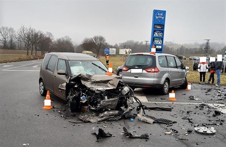 Ti lidé se zranili pi nehod tí aut na Prachaticku na kiovatce, kde se...