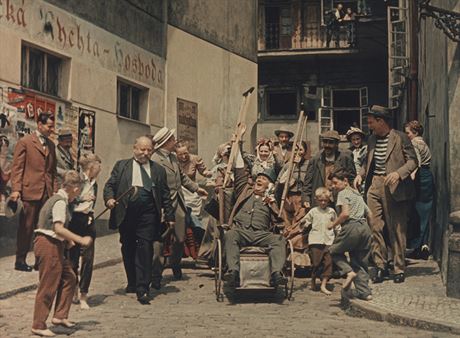 Na Blehrad! V téhle scén je esence vejkování: plnit rozkazy s nadením a...