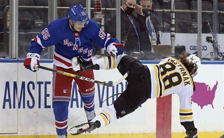 Ryan Lindgren z NY Rangers (vlevo) a David Pastrák z Bostonu v souboji