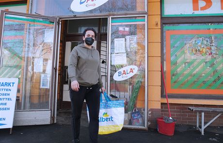 Petra Beneová ze Zadního Chodova na Tachovsku nakupuje v místním obchdku se...