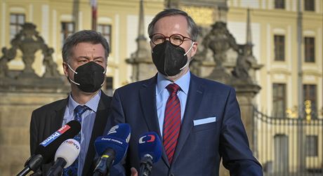 Pedseda ODS Petr Fiala (vpravo) a poslanec Pavel Blaek hovoí s novinái po...