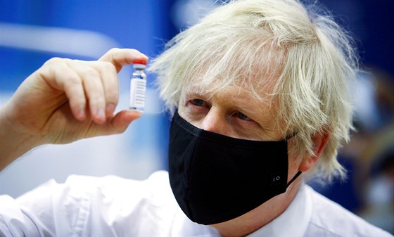 Britský premiér Boris Johnson si prohlíí dávku vakcíny AstraZeneca. (17. února...