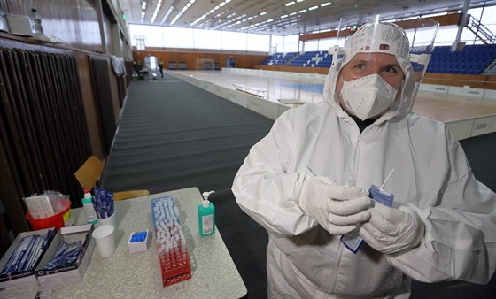 Antigenní testování se nov pesunulo z chebské nemocnice do sportovní haly....