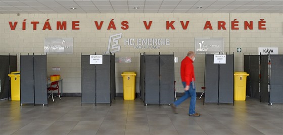 Velkokapacitní okovací centrum vybudované ve vestibulu karlovarské KV Areny....