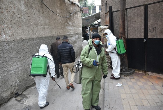 Pracovníci sterilizují ulice v syrském Damaku. (29. prosince 2020)