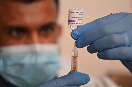 Zdravotník připravuje vakcínu společnosti AstraZeneca v očkovacím centru v...