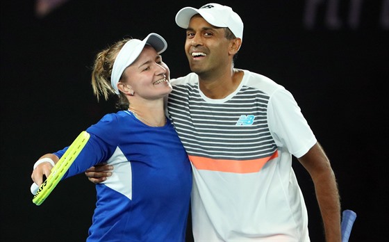 Barbora Krejíková a Amerian Rajeev Ram se radují z titulu ampion smíené...