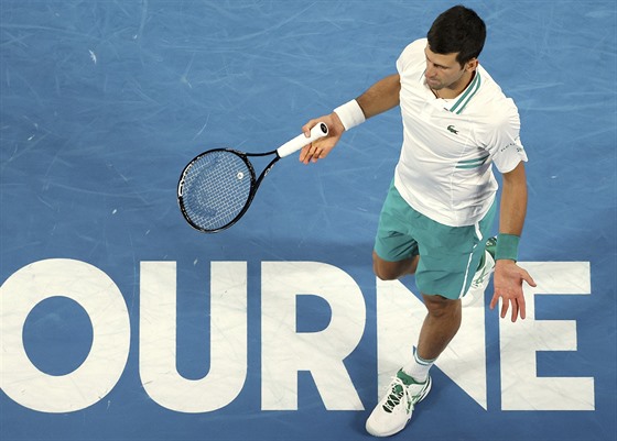 Srb Novak Djokovi se diví ve finále Australian Open.