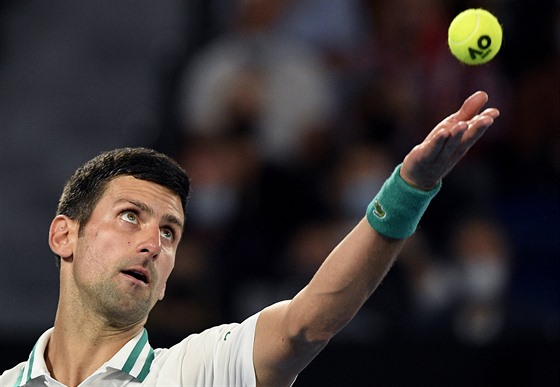 Srb Novak Djokovič podává ve finále Australian Open.